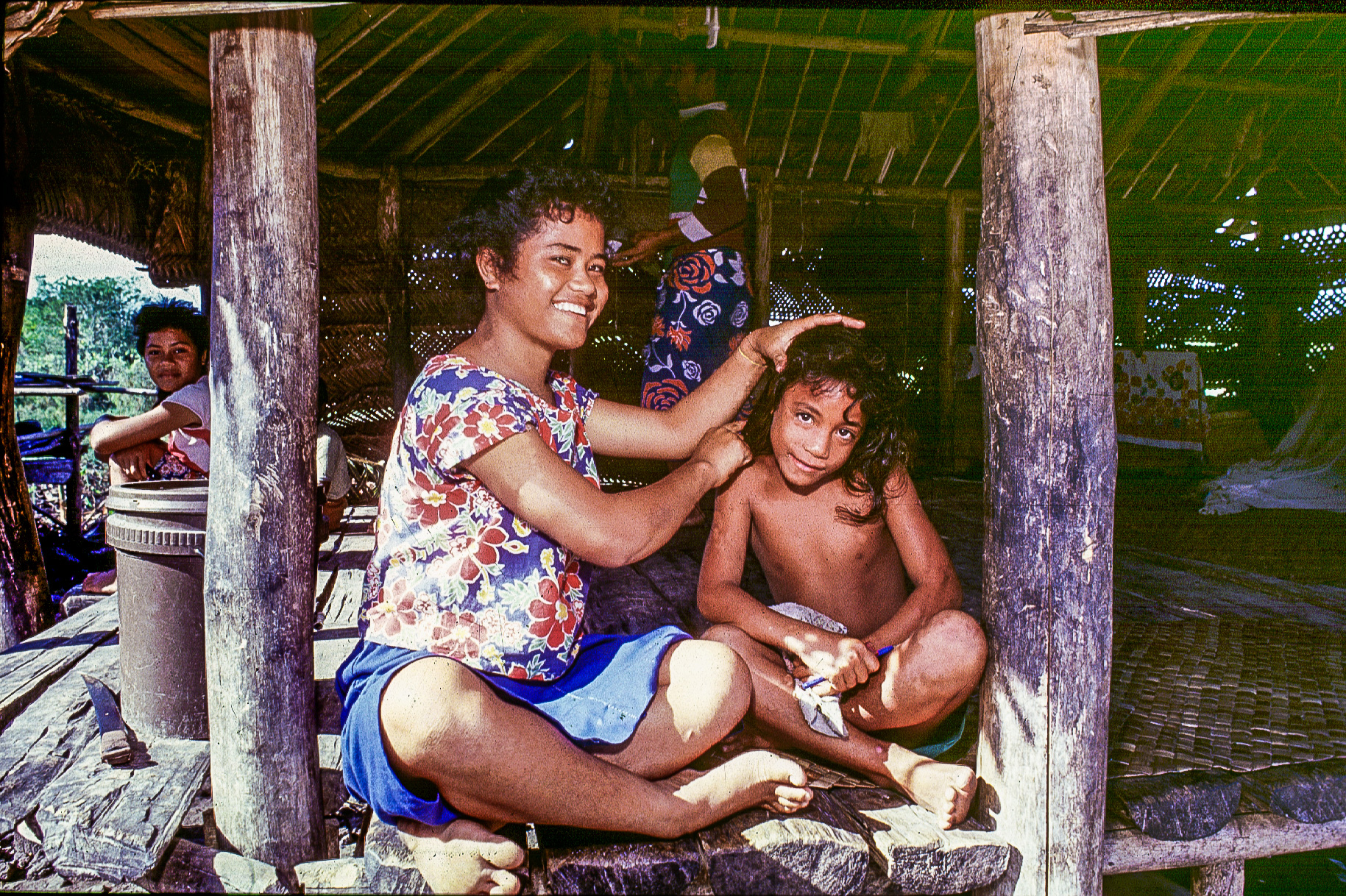 Lalovi - le falé traditionnel ouvert sur l'extèrieur montre la vie de la famille samoane.