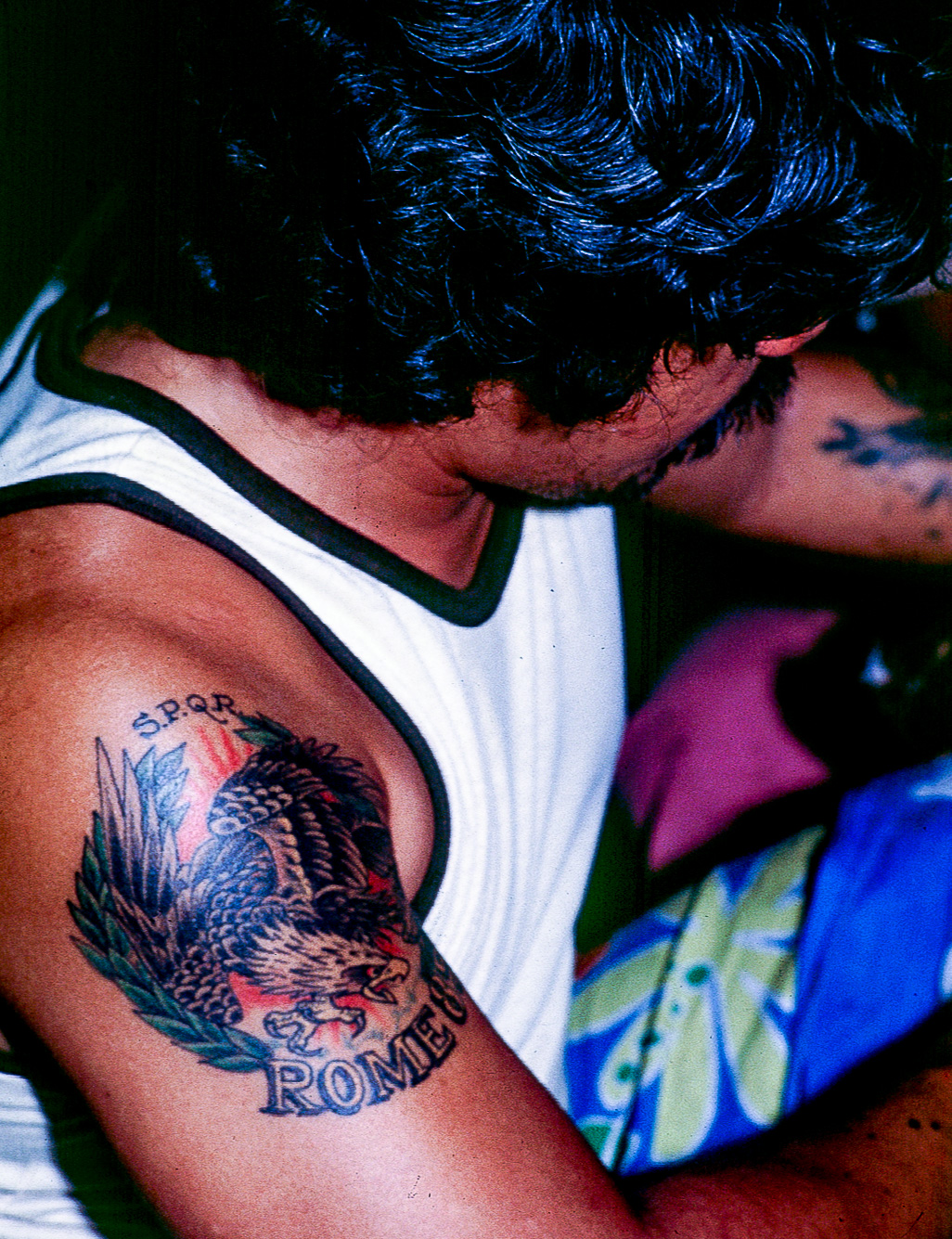 Ce tatouage d'aigle dans le dos  n'est pas traditionnel et on voit trés vite qu'il a été fait aux USA.