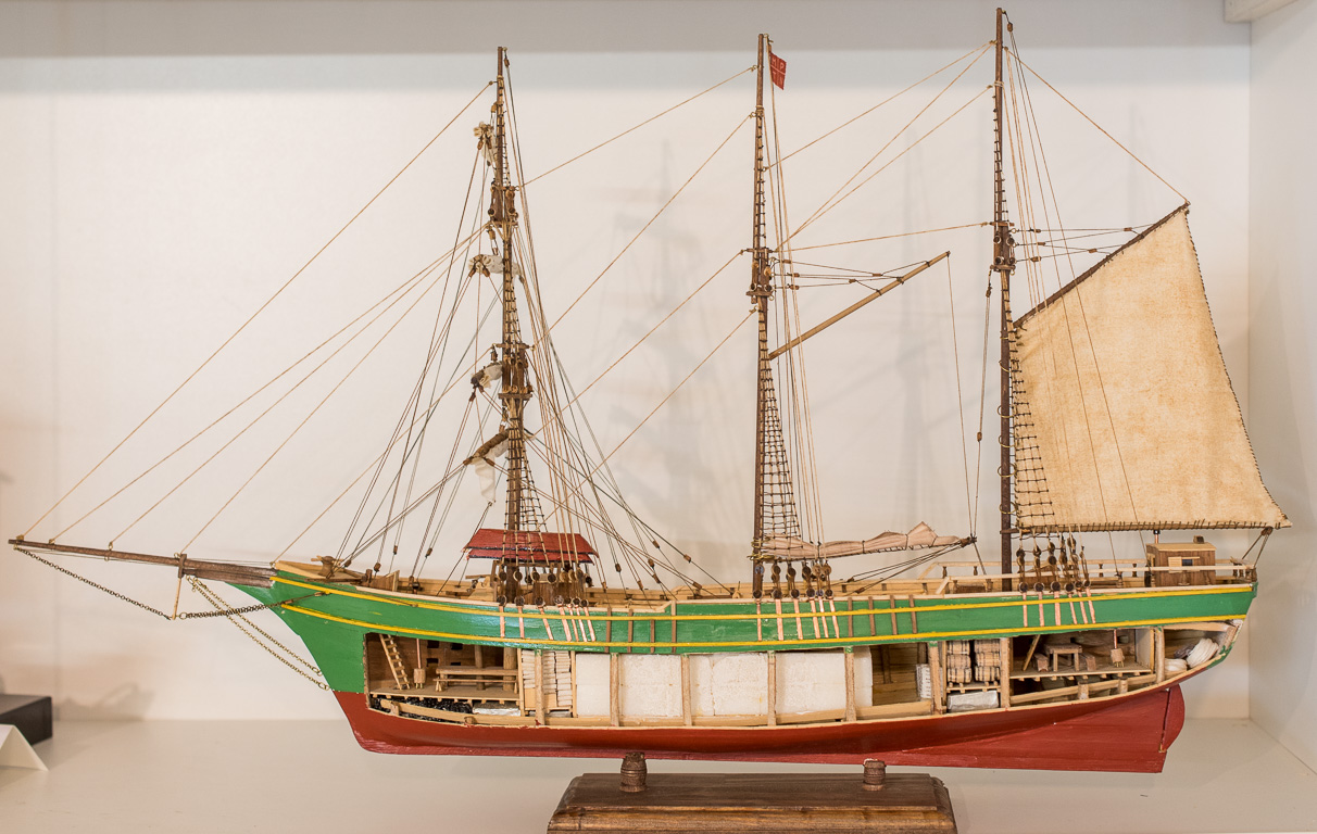 Saint-Malo. Le musée des Terre-Neuvas 67, avenue Moka. Maquette d'une goélette3 mats (1925), identique aux premiers bateaux qui partirent à la pêche à la morue dès 1630 .