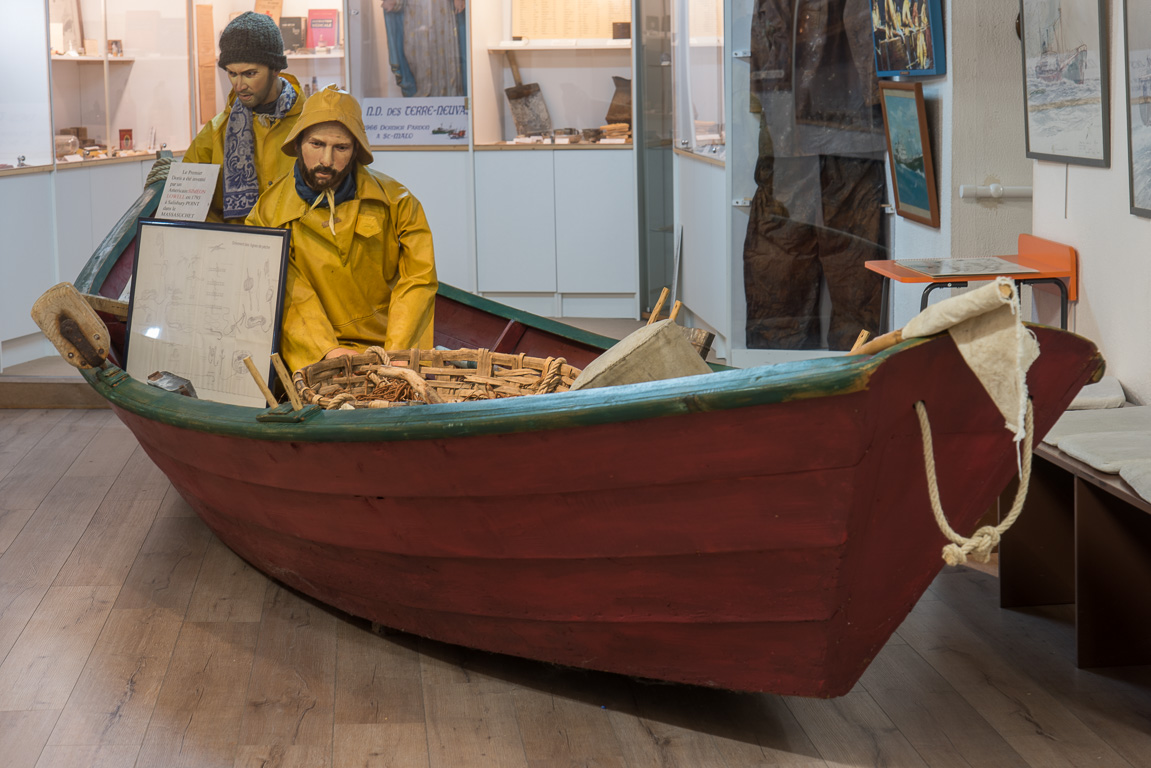 Saint-Malo. Le musée des Terre-Neuvas 67, avenue Moka. Sur une doris, la barque de pêche, deux hommes partaient du navire pour poser et récupérer les lignes.