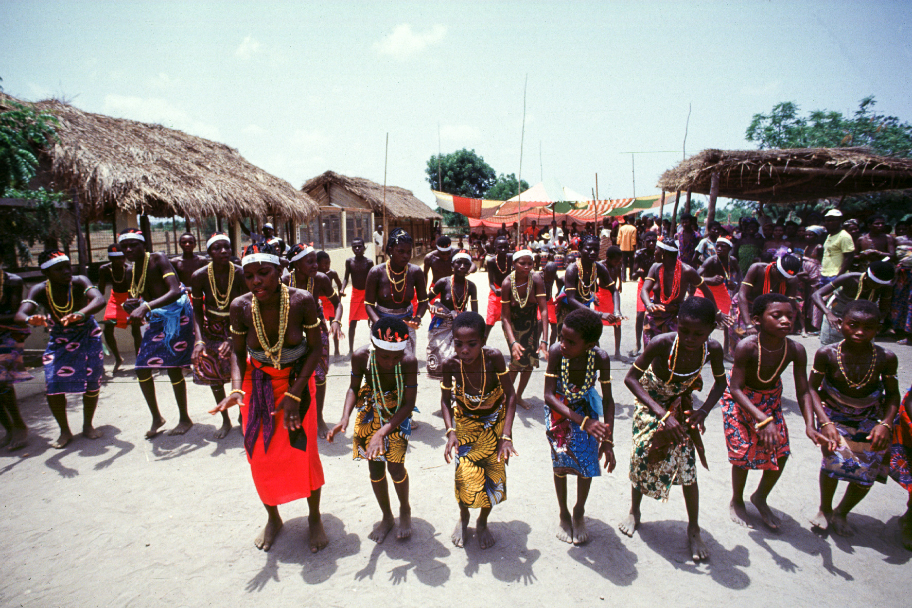 Danse de bienvenue dans le village de chasseurs.