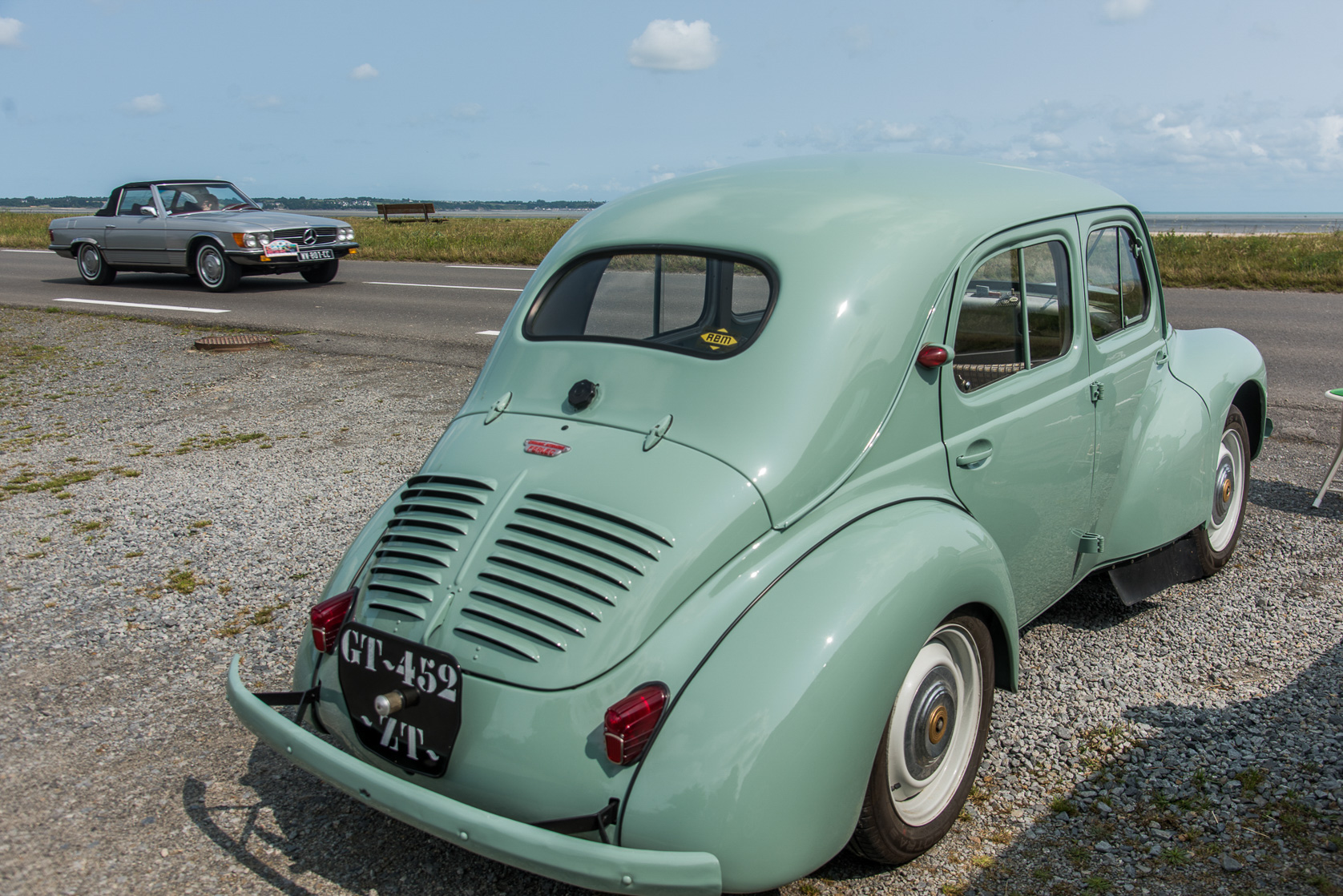 Véhicules anciens sur la Baie du Mont Saint-Michel. 4CV Renault et Mercédes.