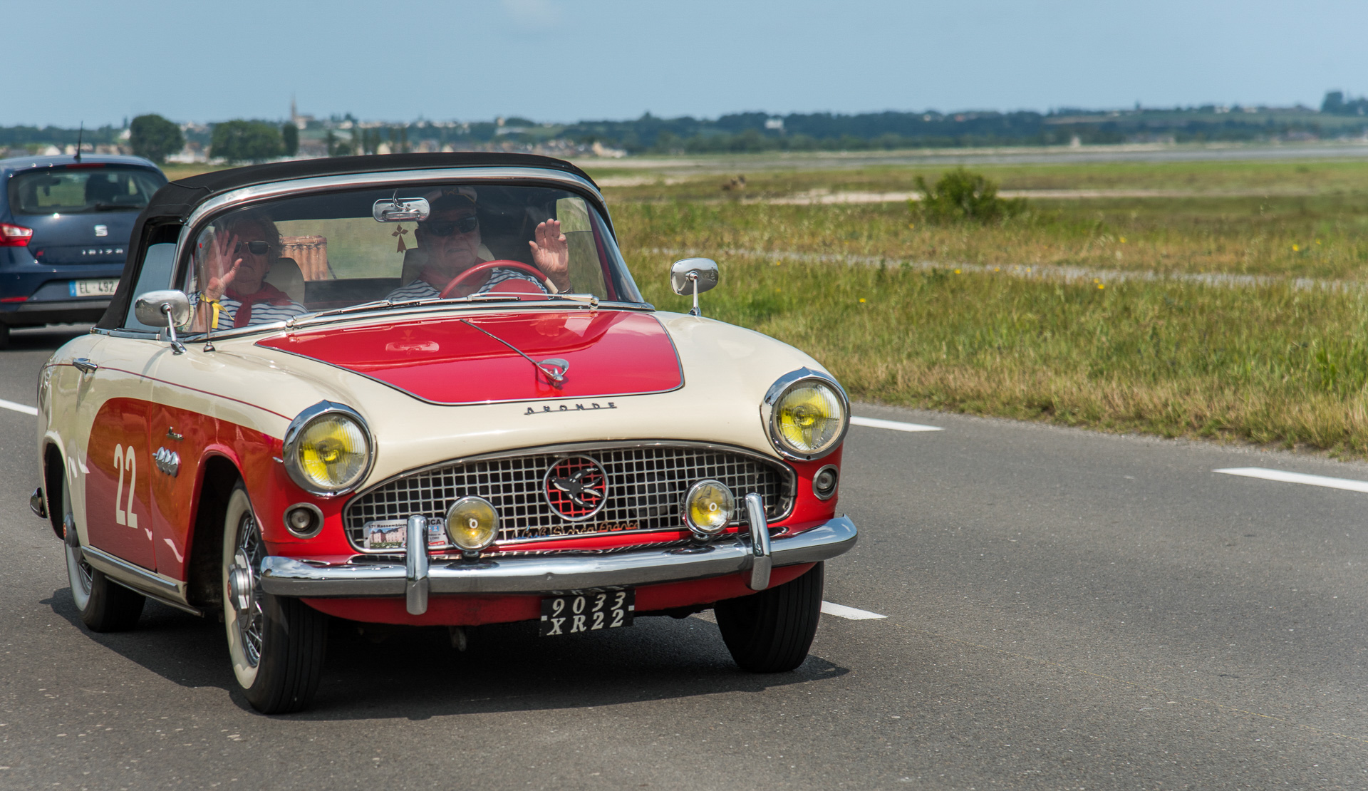 Véhicules anciens sur la Baie du Mont Saint-Michel. Simca Aronde