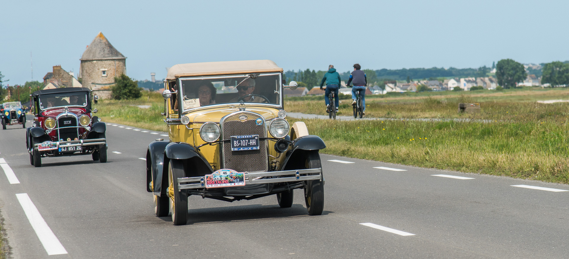 Véhicules anciens sur la Baie du Mont Saint-Michel. Ford A
