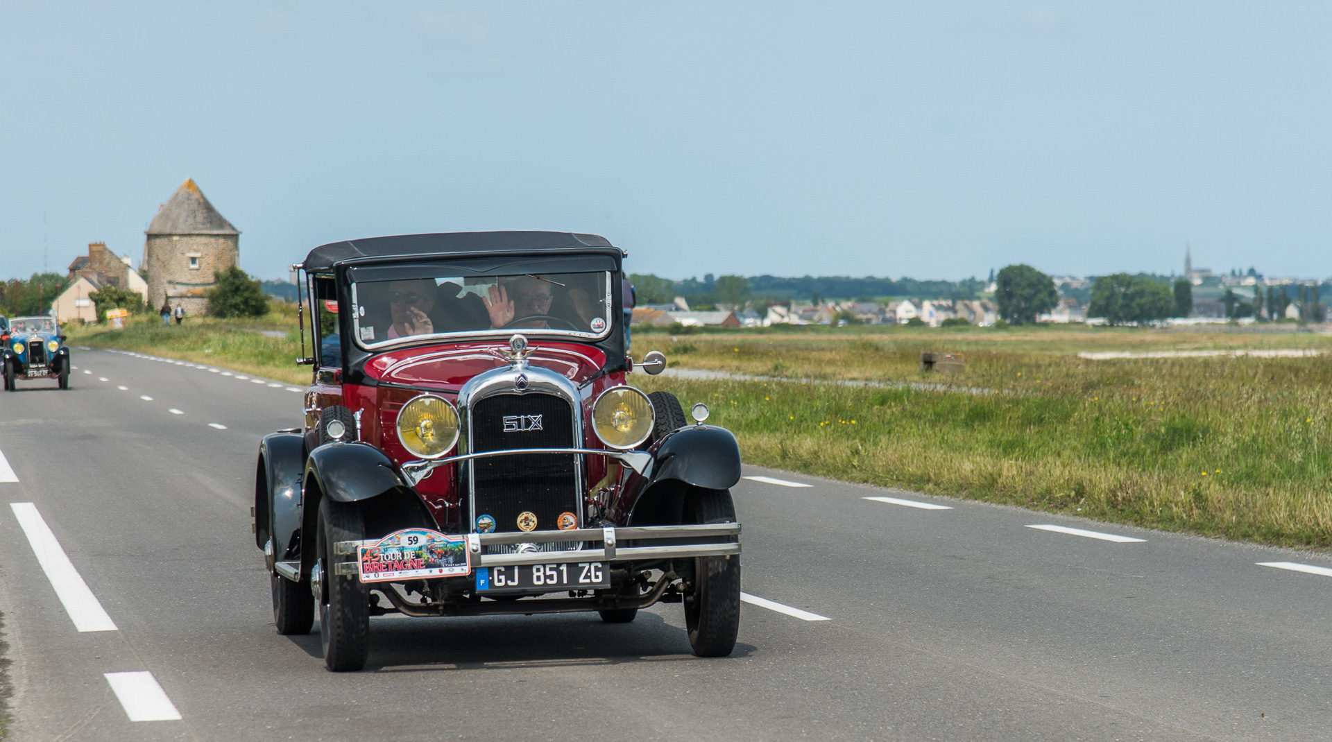 Véhicules anciens sur la Baie du Mont Saint-Michel. Citroën 6