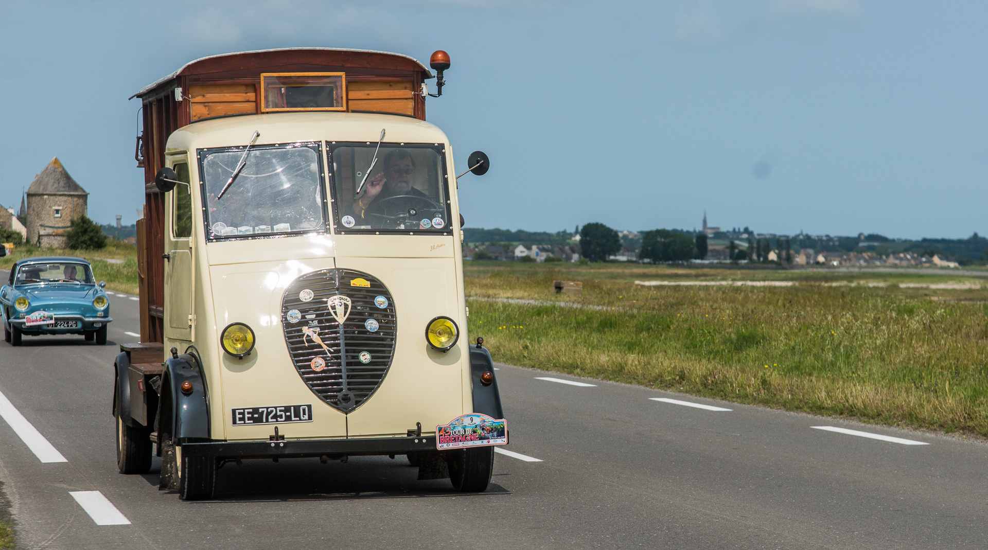 Véhicules anciens sur la Baie du Mont Saint-Michel. Camionette Peugeot