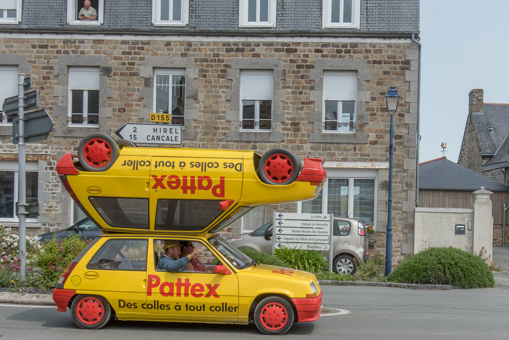 Véhicules anciens sur la Baie du Mont Saint-Michel. R5 Caravane publicitaire du Tour de France"