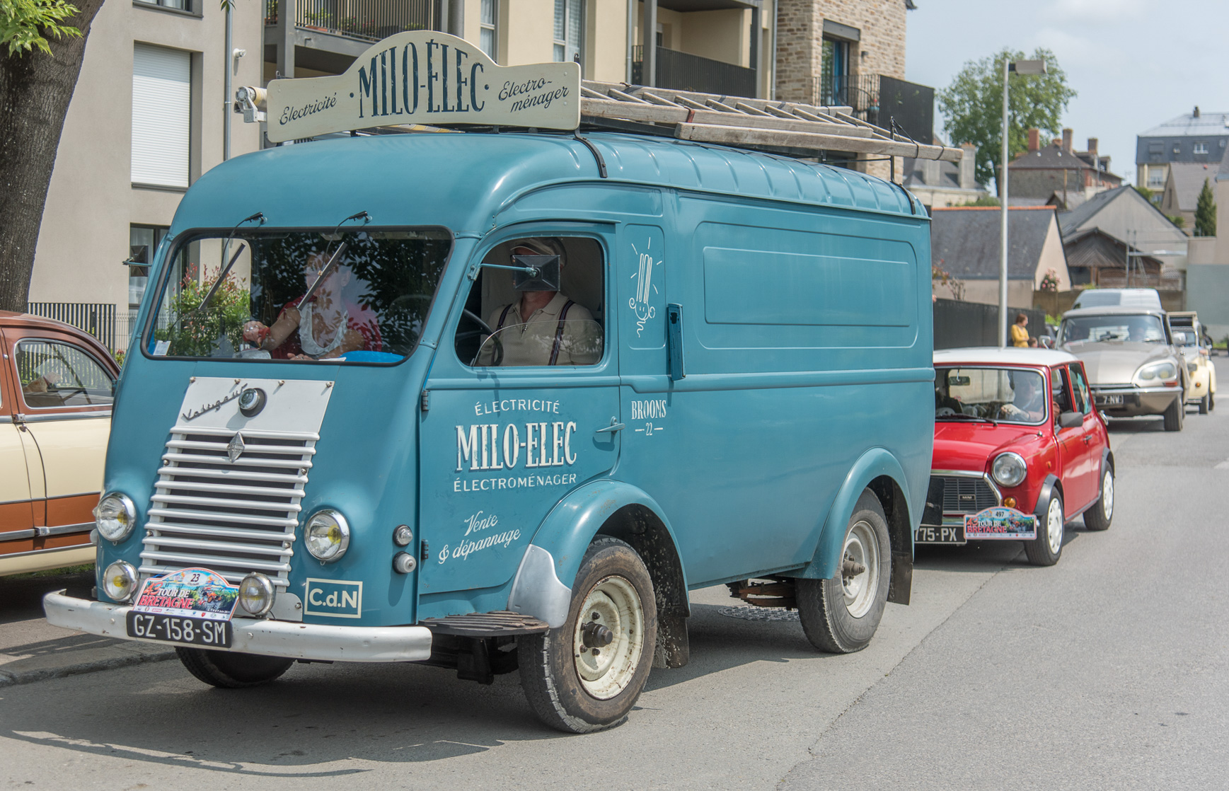 800 Véhicules anciens font étape à Dol de Bretagne. Renault Voltigeur