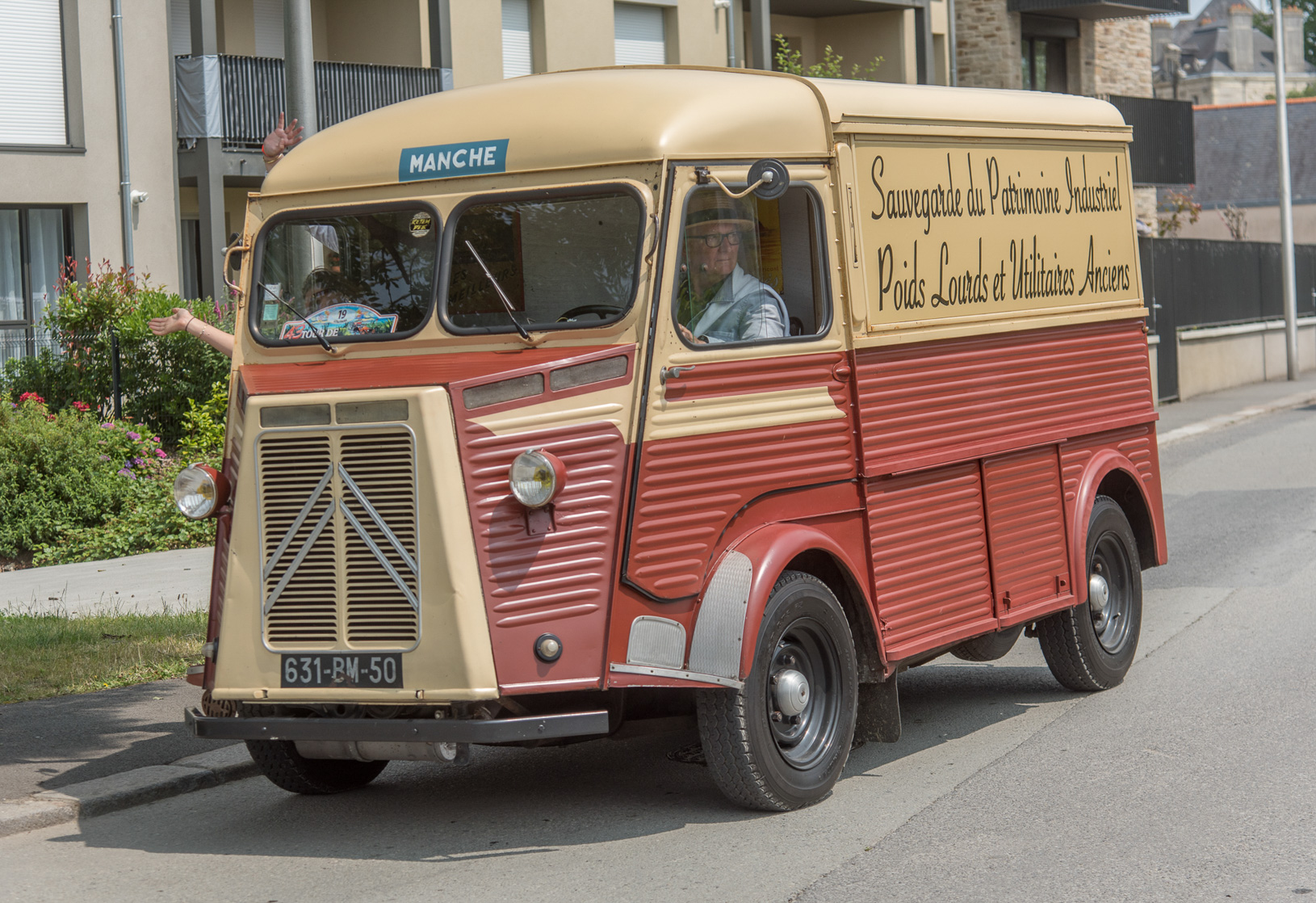 800 Véhicules anciens font étape à Dol de Bretagne. C15 Citroën