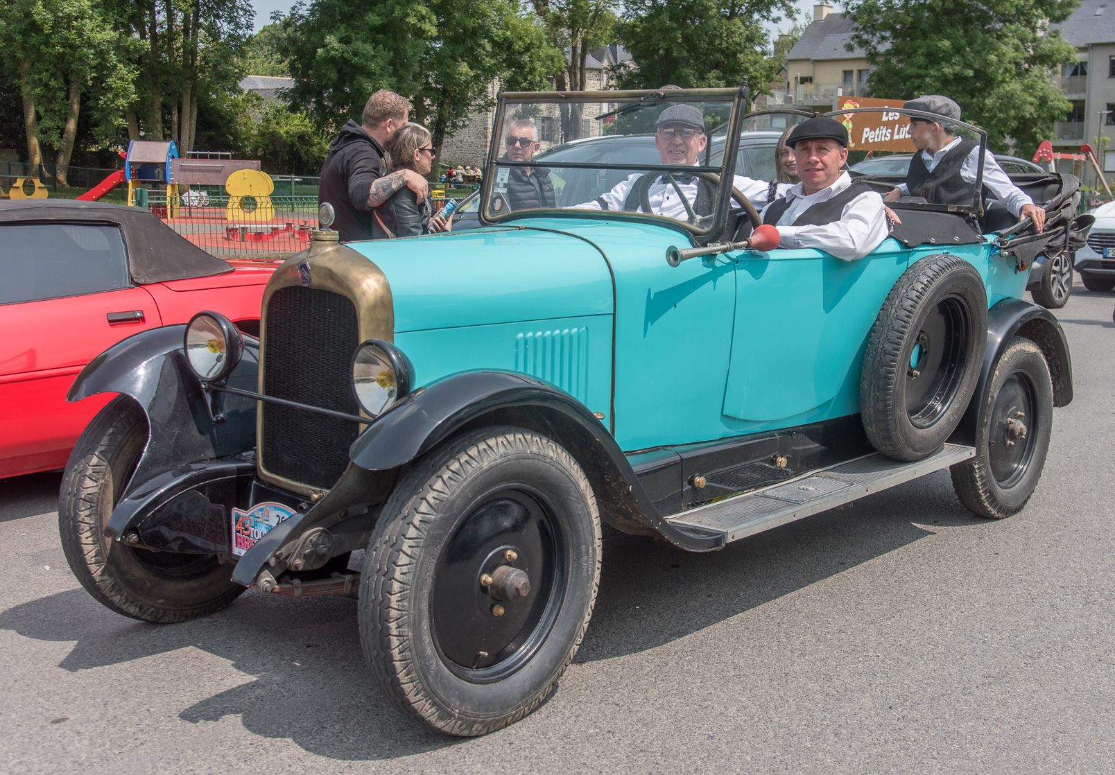 800 Véhicules anciens font étape à Dol de Bretagne. Citroën