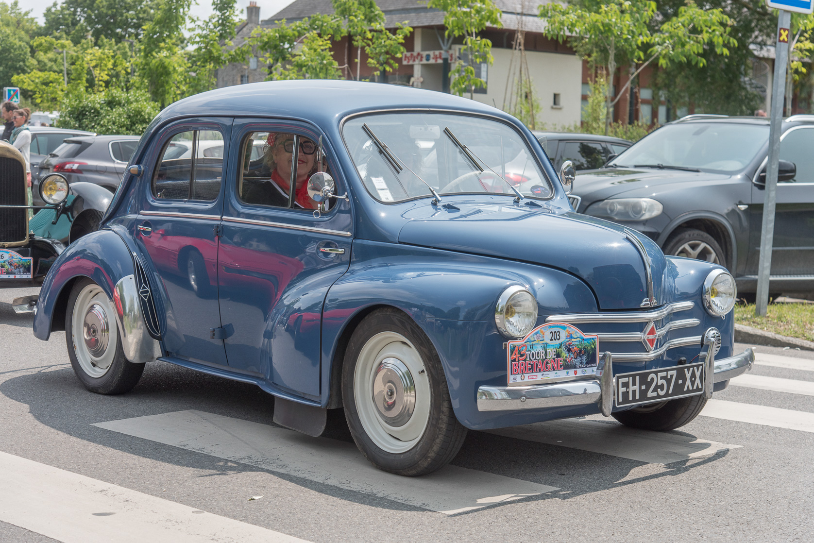 800 Véhicules anciens font étape à Dol de Bretagne. 4CV Renault