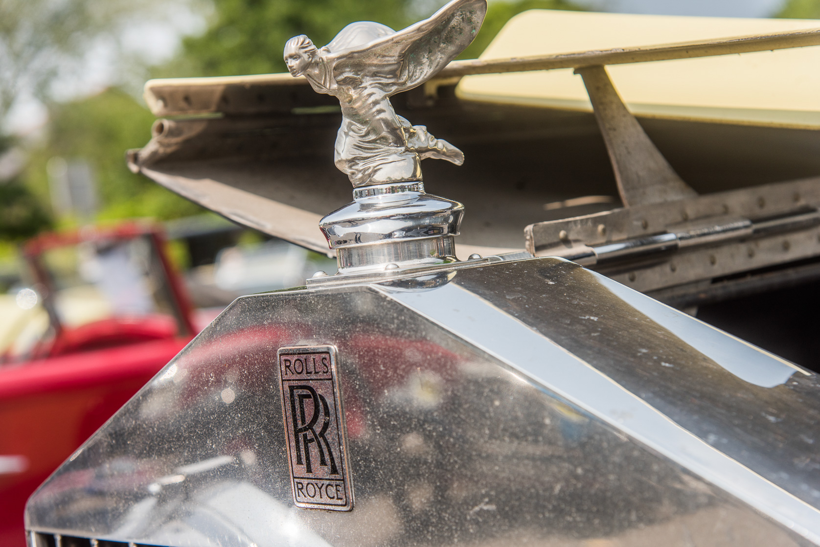 800 Véhicules anciens font étape à Dol de Bretagne.. Bouchon de radiateur d'une Rolls Royce