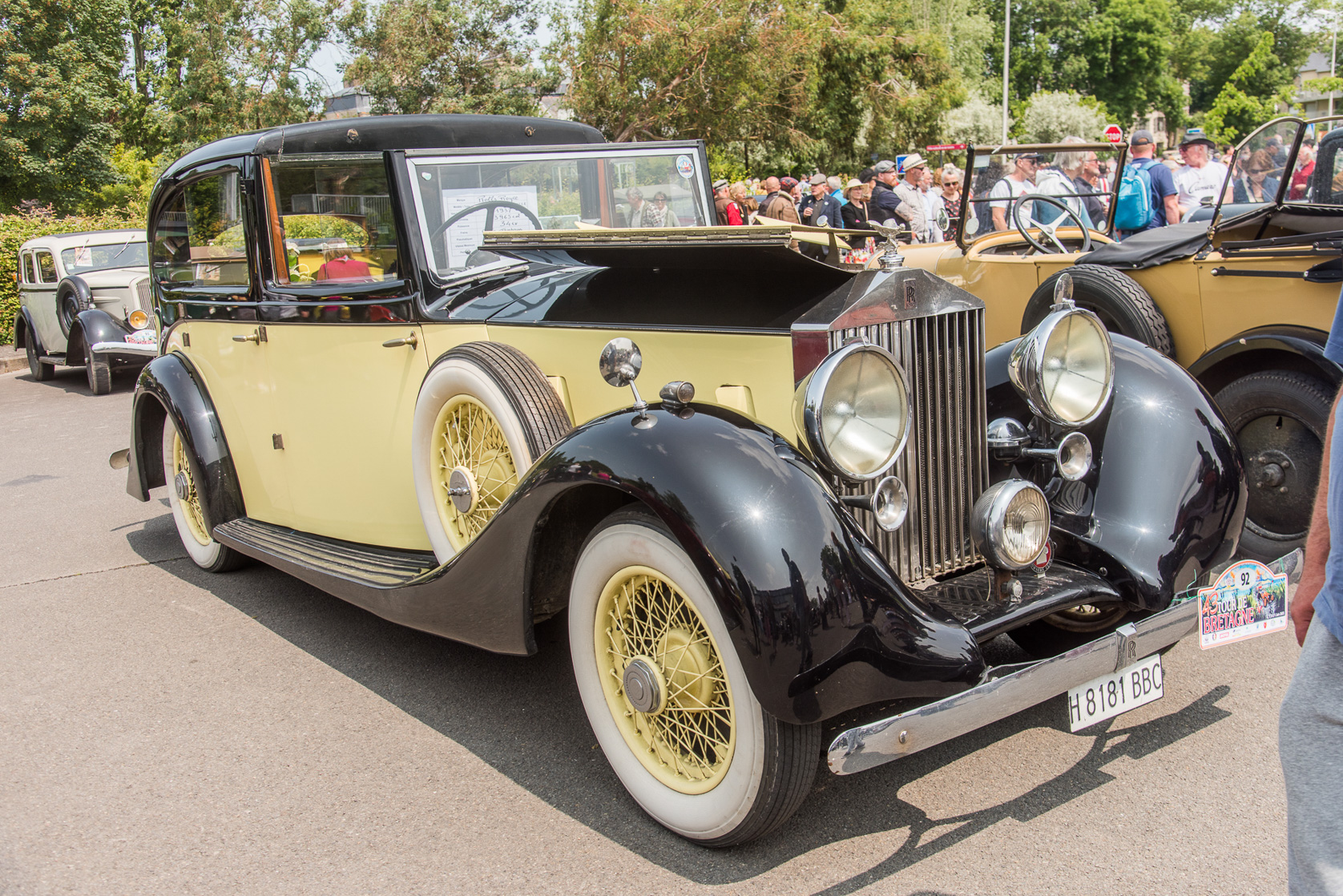800 Véhicules anciens font étape à Dol de Bretagne. Rolls Royce 1937