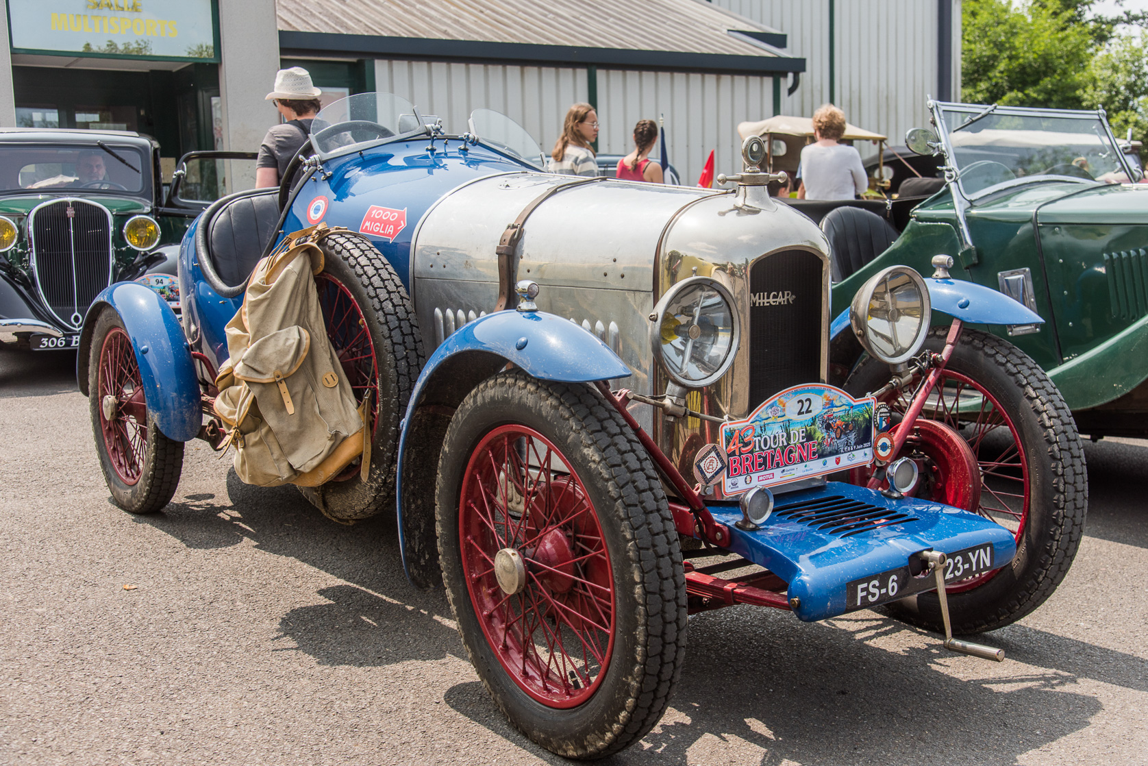 800 Véhicules anciens font étape à Dol de Bretagne. Amilcar