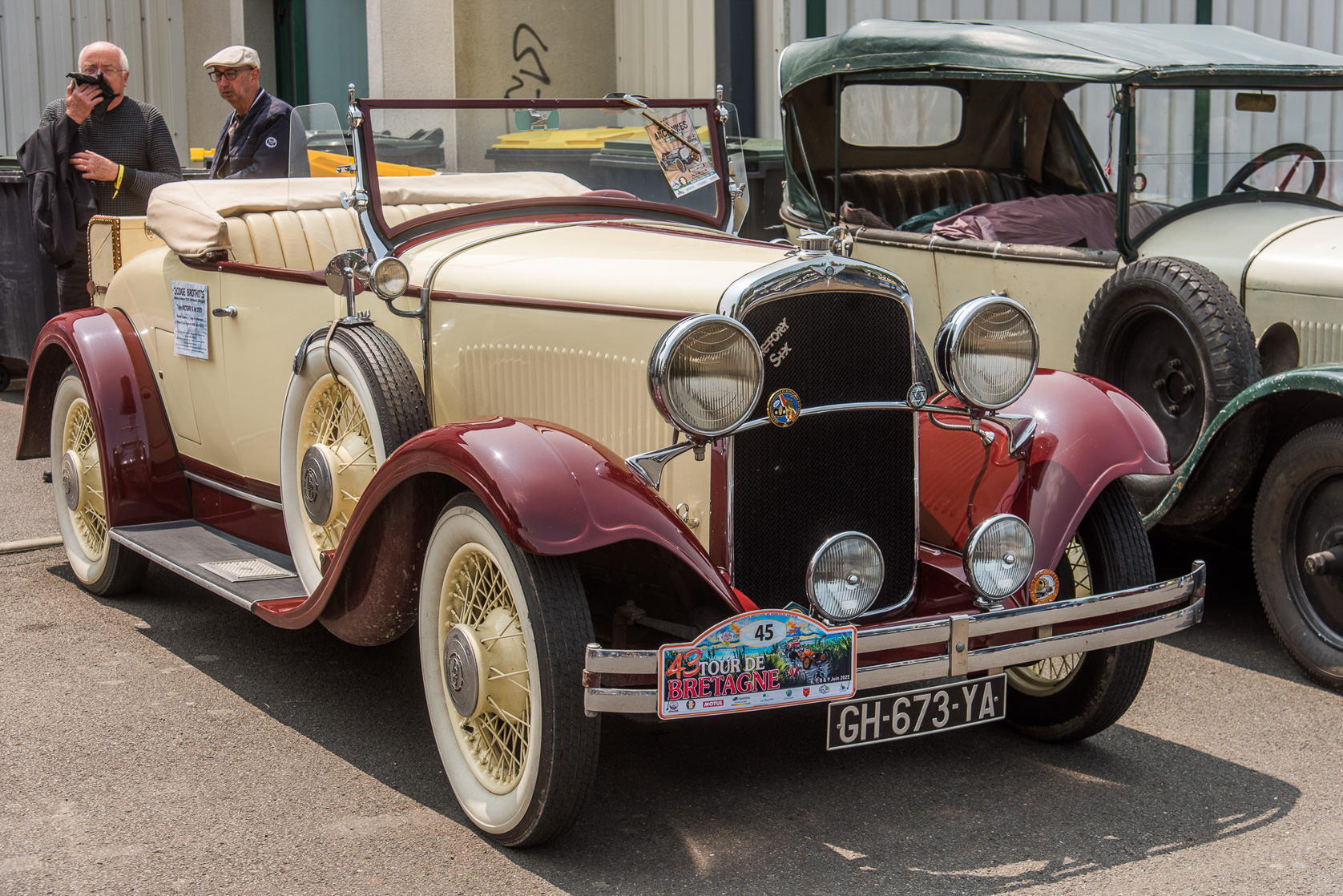 800 Véhicules anciens font étape à Dol de Bretagne. Dodge Victory 6