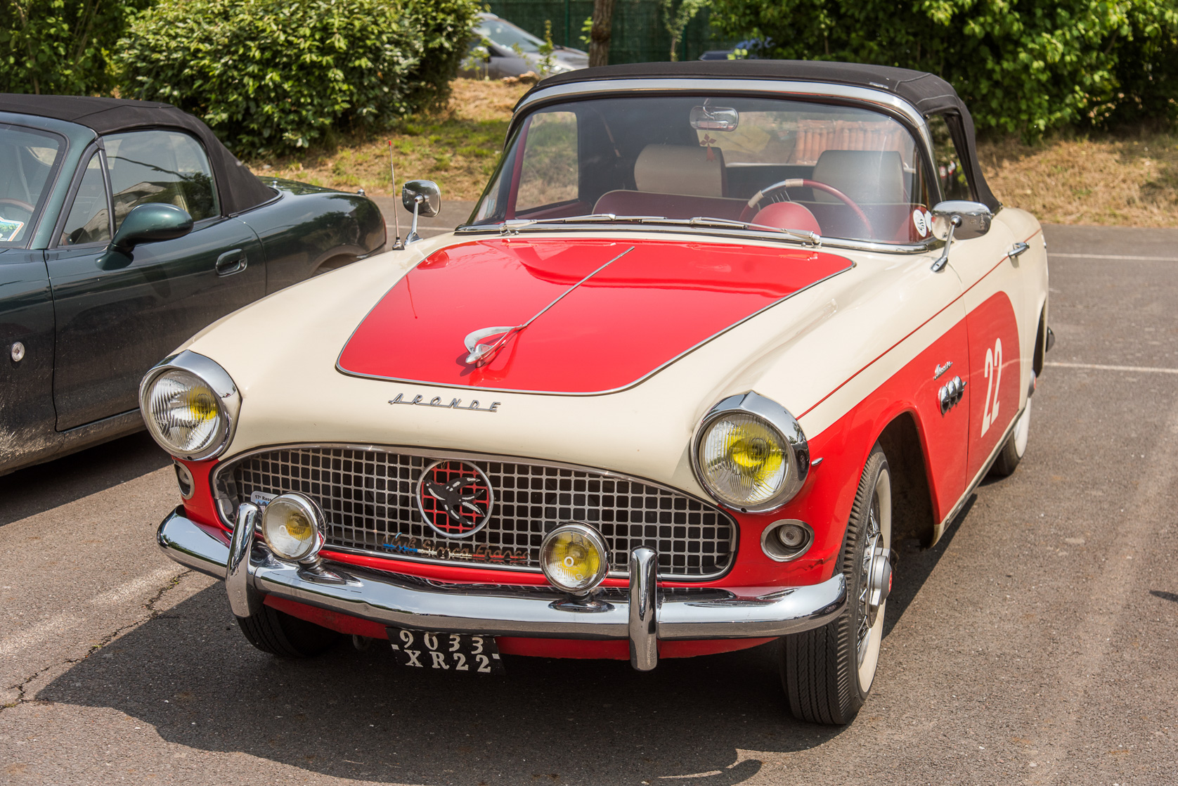 800 Véhicules anciens font étape à Dol de Bretagne. Simca Aronde