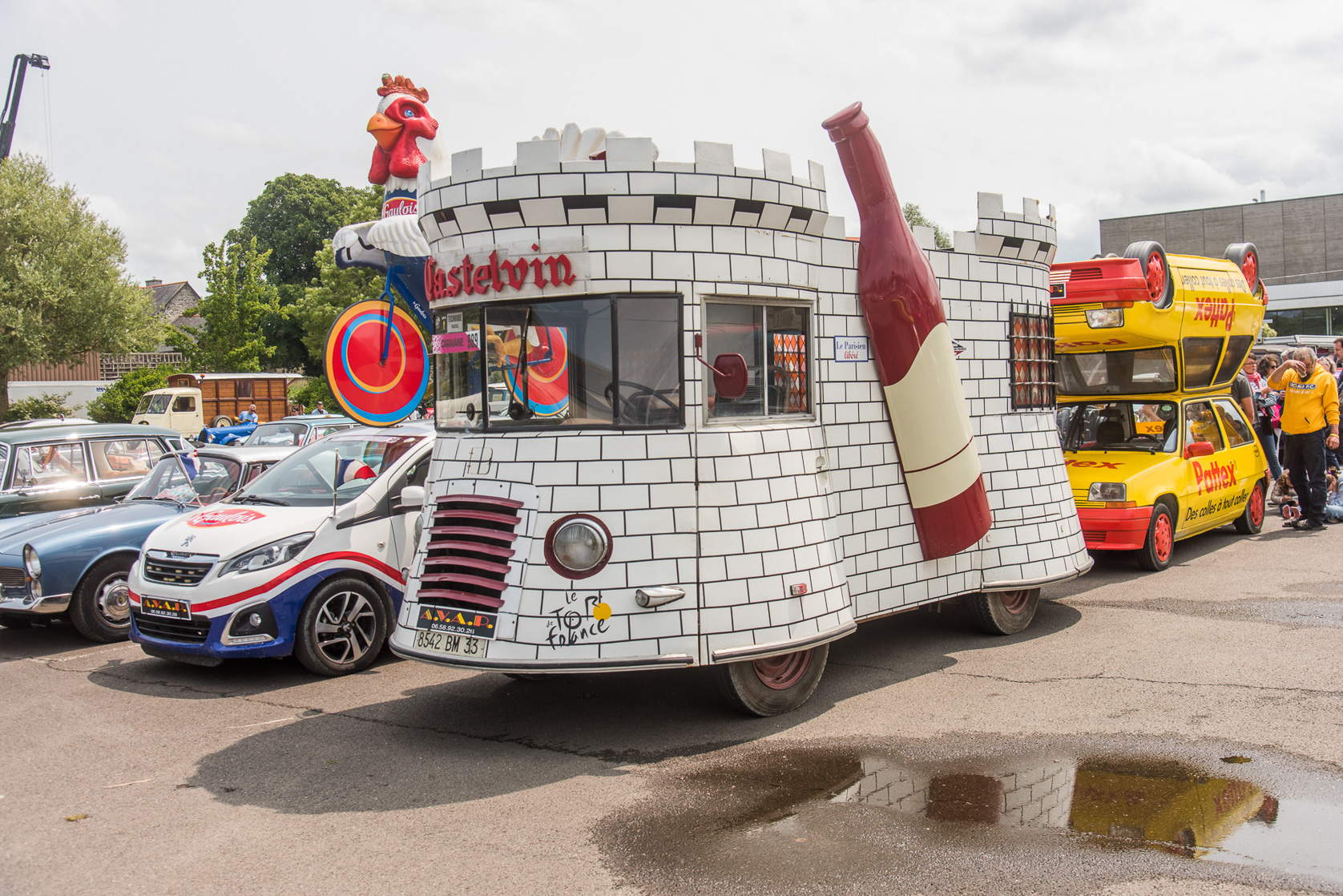 800 Véhicules anciens font étape à Dol de Bretagne. Caravane publicitaire du Tour de France"