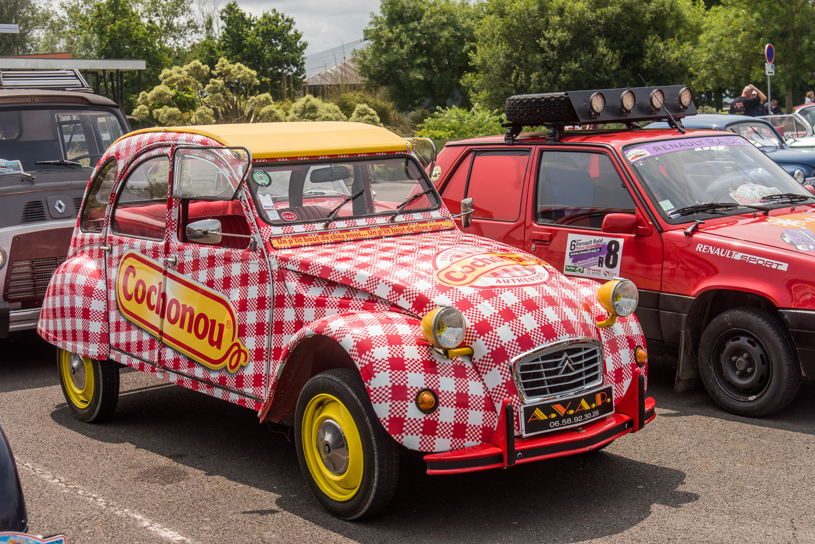 800 Véhicules anciens font étape à Dol de Bretagne. 2CV Caravane publicitaire du Tour de France"