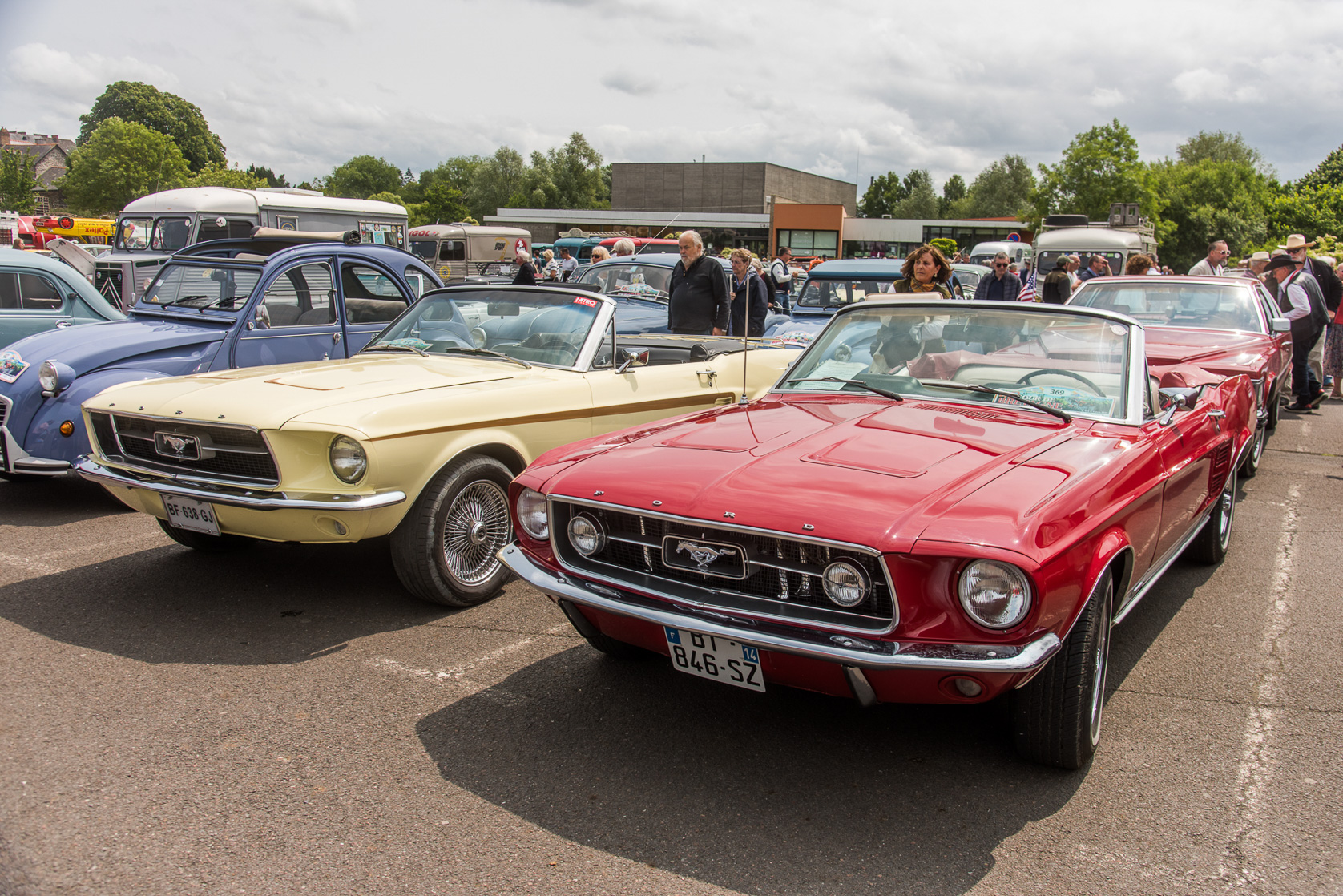800 Véhicules anciens font étape à Dol de Bretagne. Ford Mustang