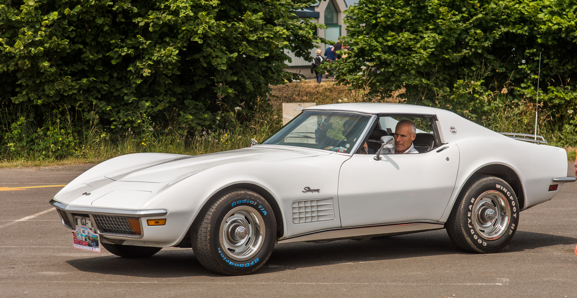 800 Véhicules anciens font étape à Dol de Bretagne. Corvette Stingray