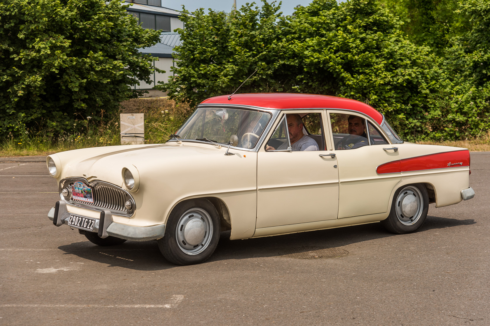 800 Véhicules anciens font étape à Dol de Bretagne. Simca Ariane