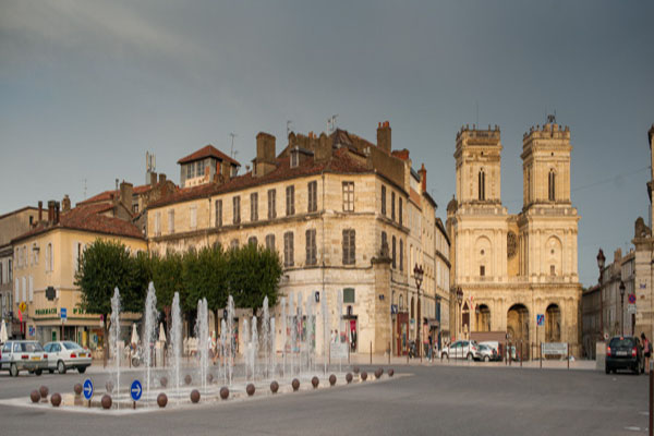 Place De La Libération Et Cathdrale Saint Marie