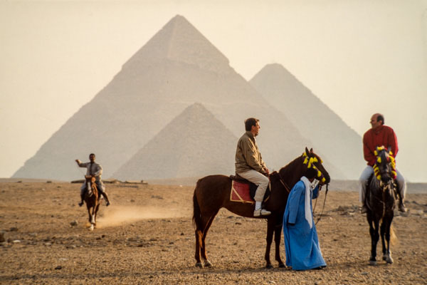 Deux Egyptologues Amateurs Français, Ont Une Nouvelle Théorie Sur Le Mystère De La Grande Pyramide. Kheop, Kephren Et Mykerinos Forment Le Hep.