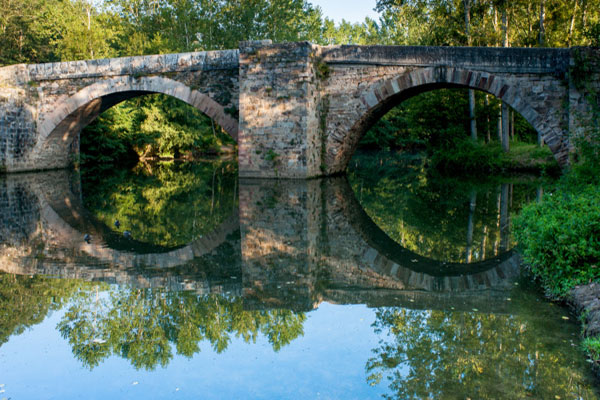 Najac. Le Pont Saint-Blaise  A été Construit Le Long De La Route Primitive Qui Menait à Villefranche-de-Rouergue. Ce Pont à Dos D’âne Permettait Aux Marchands, Ainsi Qu'aux Pèlerins De Compostelle, De Franchir L'Aveyron En Toutes Saisons.