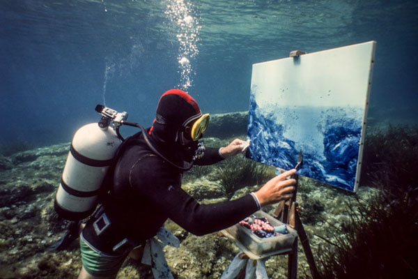 Jamy Veheylewegent En Train De S'adonner à Son Sport Artistique Favori, La Peinture Sous L'eau.