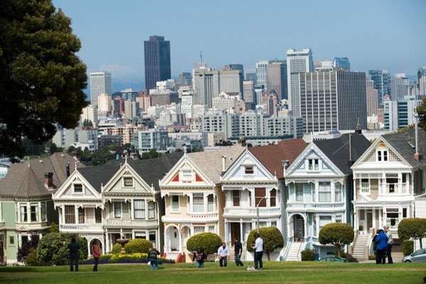 Seven Painted Ladies Sur Alamo Square. Avec Vue Sur Les Gratte-ciels De Dowtown.