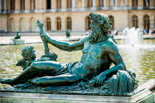 Statue Sur Le Pourtour Du Bassin De Neptune.