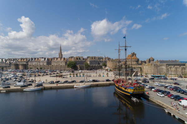 Saint-Malo, Avec Le Port Et La Cité Intra-murros. En Premier Plan, La Frégate Corsaire  L'Etoile Du Roy. Ce 3 Mâts De 325 Tonnes Et 47 M De Long Date De 1745, Vue De Drone.