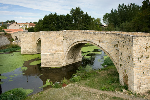Saint-Généroux. Pont Roman à Bec , Pavé De Galets.